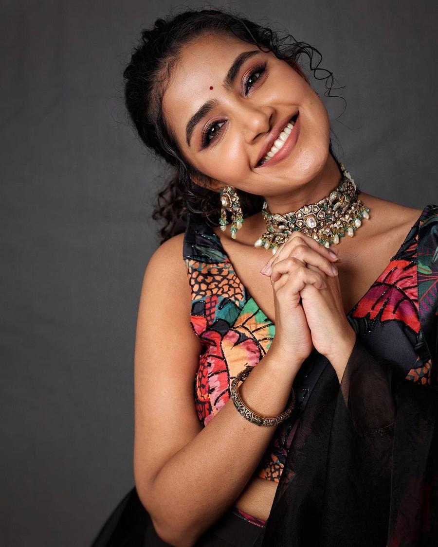 Anupama Parameswaran Looking Gorgeous In Black Saree Telugu Rajyam Photos